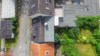 Kleines Reihenhaus mit Südgarten in Top Lage - Drohnenfoto mit Garage Haus und Anbau